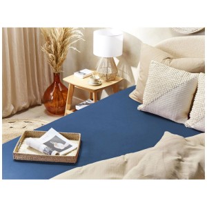 Lenzuolo con angoli Beliani Janbu in cotone blu navy, 90x200 cm, su un letto.
