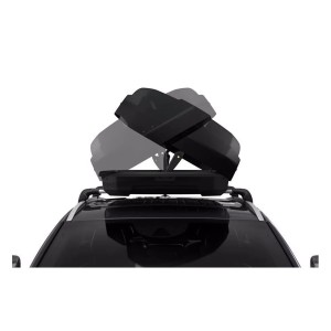 Coffre de toit Thule Force XT noir, taille L, monté sur une voiture. Idéal pour le voyage et le transport.