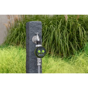 Computer per irrigazione Geka con adattatore per rubinetto (G3/4''+G1'') su rubinetto da giardino.
