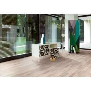 Heller Raum mit Parador Laminat Basic 400 Ocean Teak, wasserfest und in Holzoptik.