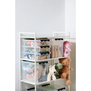 Regal mit transparenten SmartStore Aufbewahrungsboxen Classic 7,5 l mit Spielzeug.