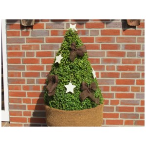 Nastro decorativo in iuta marrone scuro Videx, 6x300cm, avvolto attorno a un piccolo albero decorato come protezione del tronco.