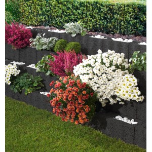 Pietre per piante Wellino antracite come stabilizzazione decorativa e piantumata del pendio in giardino.