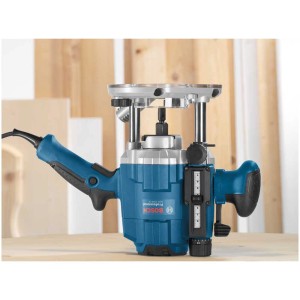 Défonceuse Bosch Professional GOF 1250 CE en bleu et argent.
