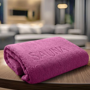 Serviette de sauna violette (70x200 cm) en coton avec inscription "Sauna".