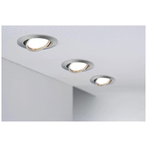 Trois spots encastrables LED orientables Base Coin, 5W, en fer brossé, montés au plafond.