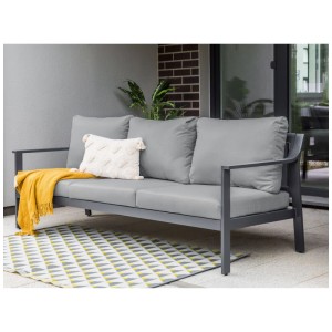 Divano da giardino Beliani Kiato 3 posti in alluminio grigio scuro con cuscini chiari su terrazza.