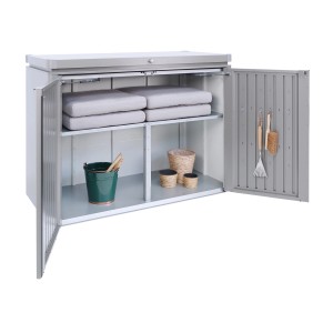 Coffre de jardin ouvert Biohort HighBoard 160 en gris quartz métallisé avec étagères et accessoires de jardin.