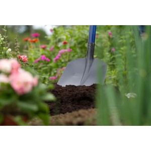 Pelle de jardinage noire LUX Frankfurt avec bord relevé et manche en frêne de 130 cm.