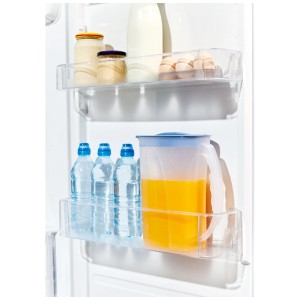 Brocca frigo Rotho Fresh 2 l nel frigorifero, riempita con succo d'arancia.