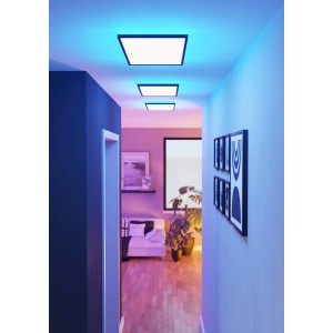 Tre plafoniere LED Eglo Connect Rovito-Z nere in un corridoio con illuminazione colorata.