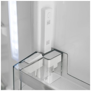 Detailaufnahme: Höhenverstellbare Türabsteller im Sharp Einbau-Kühlschrank.