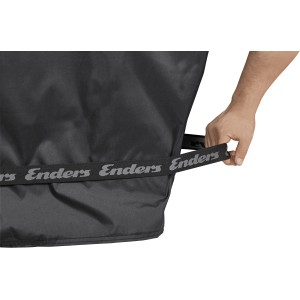 Housse de protection noire Enders pour barbecues à gaz Kansas/Monroe Pro, gros plan avec main sur la sangle de fixation.