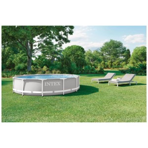 Intex Frame Pool Set Prism Rondo, Ø 366 cm, in giardino con lettini.