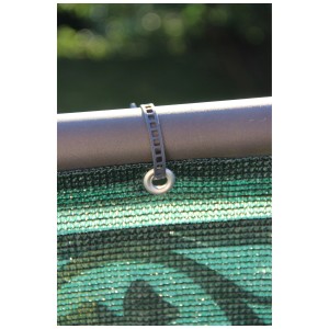 Brise-vue balcon PE vert (90x500cm) fixé sur le balcon avec un collier de serrage.