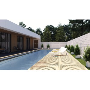 Szene mit Sichtschutzzaun Faro Cream (130x90cm) am Pool, lackiertes Holzelement.