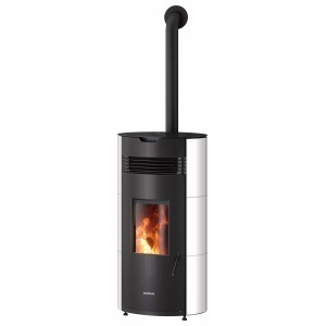 Poêle à granulés Justus Norta, acier blanc soie, 8 kW. Poêle à granulés avec flamme dans la chambre de combustion.