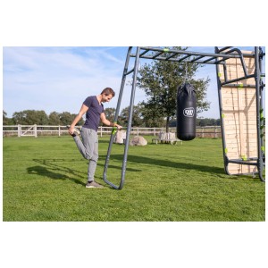 Sbarra orizzontale Exit GetSet con uomo che si allunga, parte di un set sport e fitness in giardino.