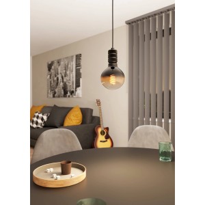 Lampada a sospensione Eglo Yorth, nichel-nero, a 1 lampadina sopra il tavolo da pranzo in un soggiorno moderno.