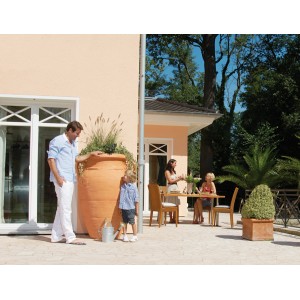 Anfora terracotta antica Garantia per acqua piovana 600 l con fioriera in giardino.