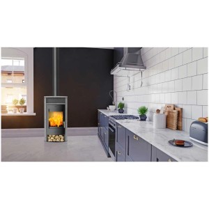 Fireplace Kaminofen Java Speckstein in moderner Küche mit Holzscheiten und brennendem Feuer.