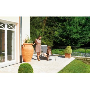 Anfora terracotta antica Garantia per acqua piovana 250 l con fioriera in giardino.