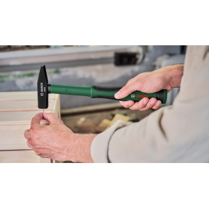 Marteau de serrurier Bosch (300 g) en utilisation, enfonçant un clou.