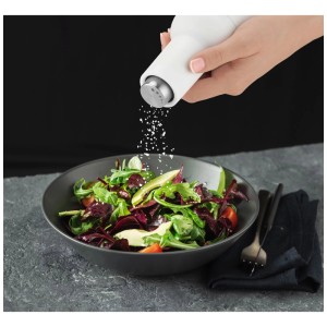 Macina sale elettrica Trisa Pure Elegance mentre sala un'insalata.