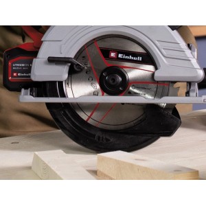 Sega circolare Einhell con lama HM da 190 mm Z30 che taglia il legno.