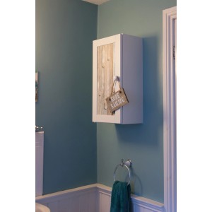 Pellicola adesiva d-c-fix Rio Ocean su mobile bagno bianco con cartello decorativo.