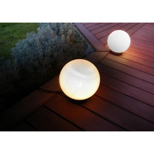 Due lampade a sfera alogene bianche da giardino (Ø 25cm) su una terrazza in legno.