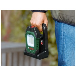 Bosch Akku-LED-Leuchte UniversalWorkLight 18V-2100 in Hand, flexibel einstellbar.