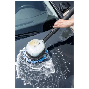Kärcher Autoshampoo RM 619 in uso: auto pulita con spazzola e schiuma.