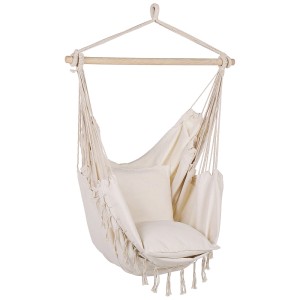 Sedia sospesa in cotone beige Beliani Bonea con cuscini e nappe.