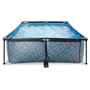 Piscine rectangulaire Exit Stone grise avec aspect pierre et pompe, remplie d'eau.