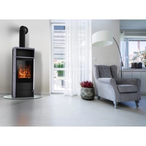 Poêle Fireplace Teramo avec habillage en stéatite noir, puissance 6 kW. Ambiance chaleureuse.