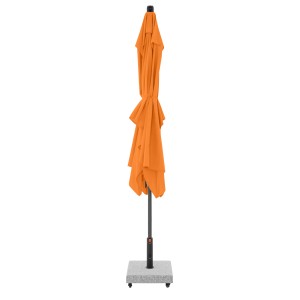 Ombrellone a palo centrale Doppler myZone Auto Tilt arancione chiuso, 300x200 cm, con base grigia.