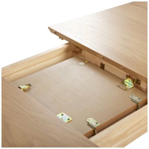 Gros plan de la table de salle à manger extensible Madox en chêne, mécanisme visible.