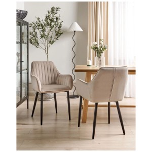 2er-Set Beliani Esszimmerstühle Wellston, beige Samtstühle mit Armlehnen und schwarzen Beinen.