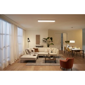 Plafonnier LED Philips Touch SceneSwitch rectangulaire blanc (36 W, 2700 K) dans un salon.