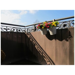 Brise-vue balcon Wicker en moka-anthracite (75x300cm) sur un balcon avec des jardinières.