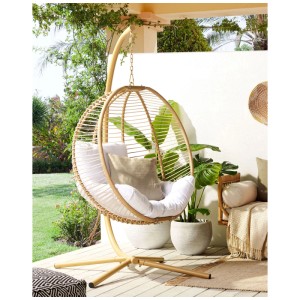 Sedia sospesa beige Beliani Arco con struttura in metallo per giardino e patio.