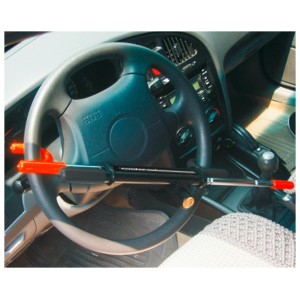 Bloccasterzo Cartrend fissato al volante di un'auto.