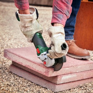 Meuleuse d'angle sans fil Bosch Universal Grind 18V-75 Solo coupant des dalles de pierre.