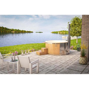 Bain nordique Finntherm Stockholm avec habillage en bois thermo, jacuzzi et poêle en acier inoxydable (30 kW) gris sur terrasse.