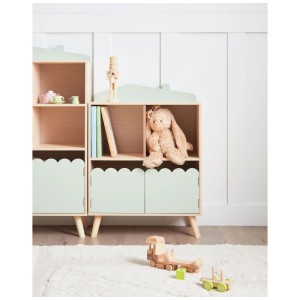 Étagère enfant Beliani Lackey, en forme de maison, bois clair, vert menthe, compartiments ouverts, portes. Design scandinave.