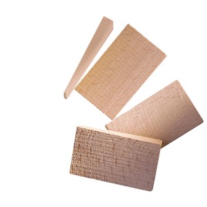 Jeu de cales en bois pour fenêtres et portes, usage polyvalent.