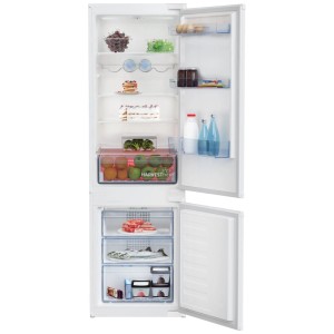 Frigorifero-congelatore Beko da incasso bianco, aperto con alimenti. Vano frigo e congelatore spaziosi, cassetto HarvestFresh.