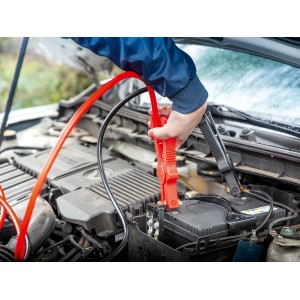 Cavi di avviamento 16 mm² in uso: morsetti dei cavi rossi e neri collegati alla batteria dell'auto.