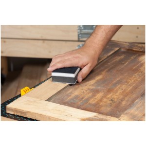 Set levigatrice manuale Wolfcraft (4 pezzi) in uso su legno. Abrasivo con velcro e strisce abrasive.
